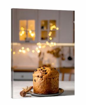 Panettone, italienische Kuchen, vor weihnachtlicher Küche