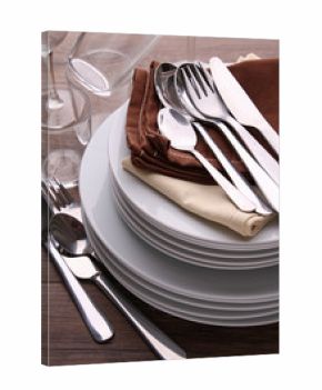 pile d'assiette et couverts