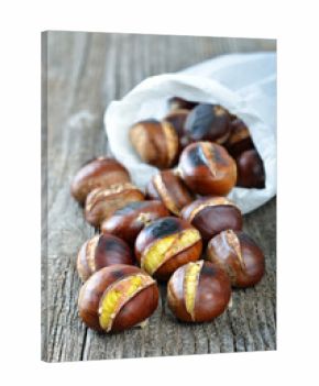 Heisse Maroni in der  Tüte