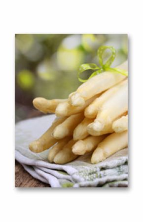Frischer Spargel auf dem Gartentisch