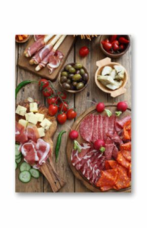 Antipasto Italiano su tavolo rustico