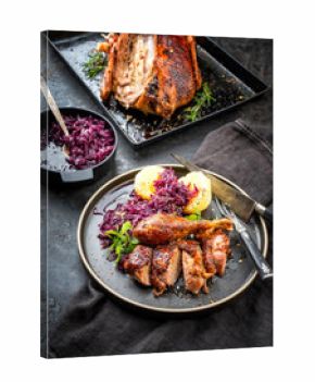 Traditionelle gebratene Ente zu Weihnachten mit Blaukraut und Knödel als Draufsicht auf einem Teller