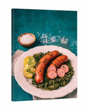 Grünkohl mit Kochwurst und Kartoffeln