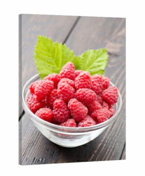 ciotola di lamponi con foglie