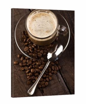 Ziarna kawy i kawa w szklance