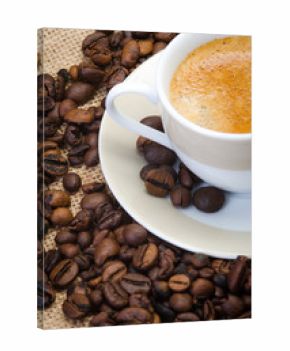 kaffeebohnen auf einer kaffeetasse