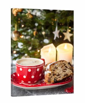 Tasse Kaffee mit Christstollen
