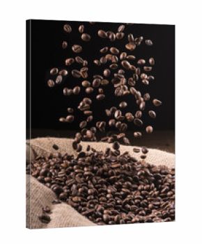 cascata di chicchi di caffè in sacco di iuta