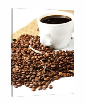 kaffeebohnen mit kaffee und jute im hintergrund