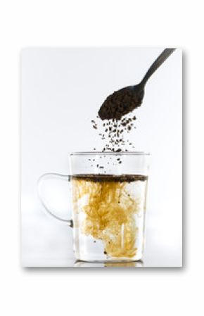 Tasse de café dans laquelle on met du café soluble et on le m