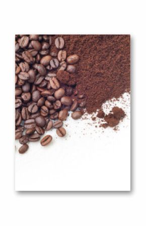 Kaffeebohnen und gemahlenes Kaffeepulver auf weißem Hintergrund, dekorativ und plakativ, Freiraum für Text, unten verlängerbar