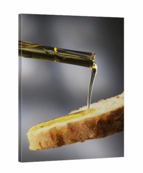 Filo d olio di oliva su fetta di pane