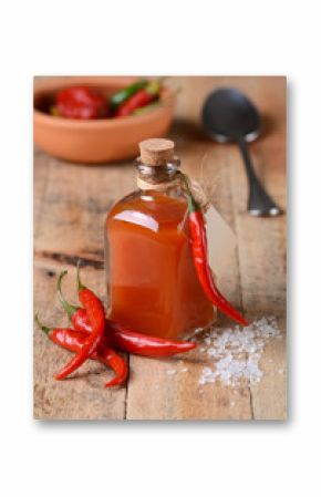 salsa di tabasco fatta in casa nella piccola bottiglia di vetro