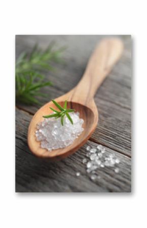 Holzlöffel mit Salz und Rosmarin