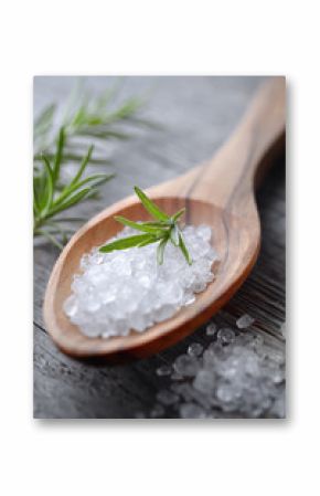 Holzscheffel mit Salz und Rosmarin - Closeup