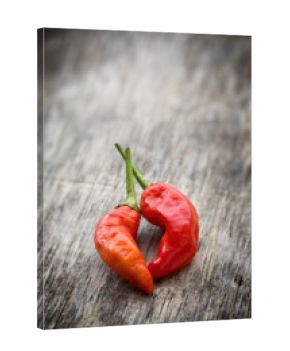deux piments rouges sur fond bois