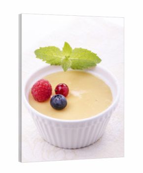 dessert alla vaniglia con frutti di bosco