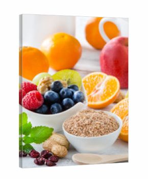 Früchte und Weizenkleie