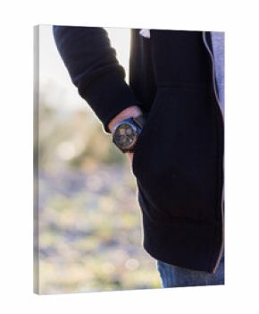 Hombre joven llevando un reloj en ropa informal