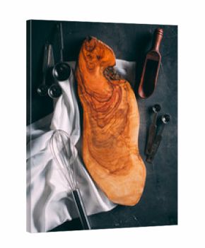 Cutting board and cutlery for bakery