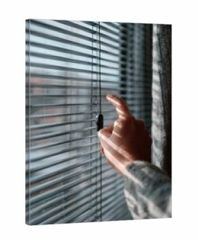 Hand adjusting window blinds