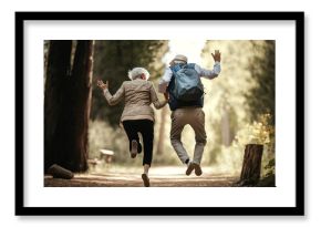 fröhliches Seniorenpaar springt im Park, generative AI