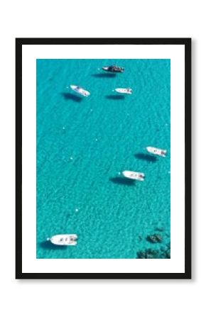 Bateaux au mouillage dans les eaux turquoise et peu profondes de la baie de Santa Giulia en Corse, vus du ciel.