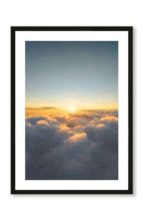 Fließende Wolken - Sonnenaufgang über den Wolken