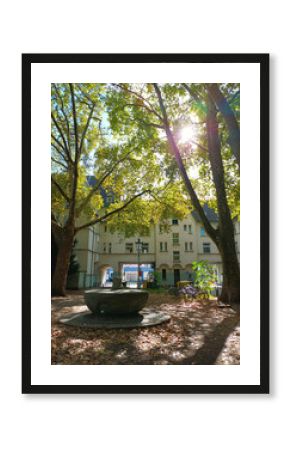 Schöne Seitenstraße und Hinterhof in Düsseldorf im Herbst