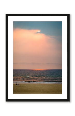 Couché de soleil sur l'océan Atlantique depuis la Plage de Contis à Saint-Julien-en-Born en France