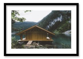 Drewniany dom na jeziorze z górami i drzewami