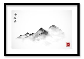 Góry we mgle ręcznie rysowane tuszem w minimalistycznym stylu na białym tle. Tradycyjne malowanie tuszem orientalnym sumi-e, u-sin, go-hua. Hieroglify - wieczność, duch, pokój, jasność.