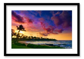 Spektakularny zachód słońca nad plażą Oceanu Spokojnego na wyspie Kauai na Hawajach w USA