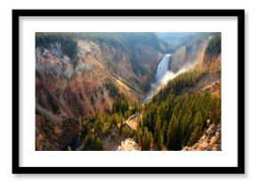 Lower Falls - światło słoneczne rozświetla strumień, gdy rzeka Yellowstone rozbija się nad Lower Falls w Wielkim Kanionie Yellowstone.