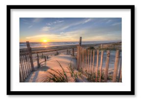 Wschód słońca jak widzieć od wydm przy Outer Banks, NC wokoło Corolla plaży w Wrześniu, 2014.