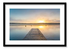 Sonnenaufgang am See mit Nebel - Panorama