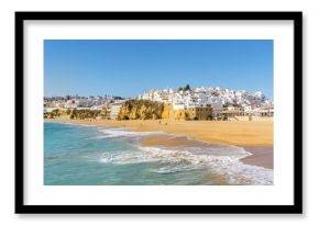 Szeroka, piaszczysta plaża w białym mieście Albufeira, Algarve, Portugalia