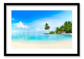 Piękna plaża z białym piaskiem, turkusowym oceanem, zielonymi palmami i niebieskim niebem z chmurami w słoneczny dzień. Letni tropikalny krajobraz, widok panoramiczny.