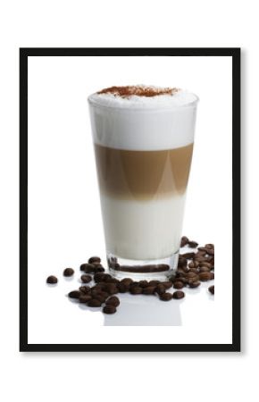 latte macchiato mit schokopulver und kaffeebohnen