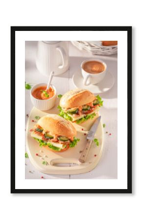 Tasty and spicy sandwich with thousand island sauce and chicken.