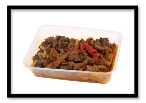 Barquette en plastique de viande de bœuf aux légumes en gros plan isolée sur fond blanc