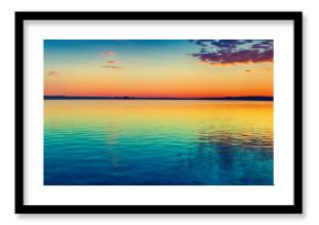 Zachód słońca nad jeziorem. Niesamowity krajobraz panoramy