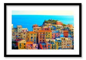 Kolorowe domy Manaroli, pięknej wioski w „Parku Narodowym Cinque Terre”. Oszałamiająca sceneria na wybrzeżu Włoch. Wioska rybacka w prowincji La Spezia, Liguria, Włochy