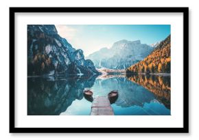 Łodzie na Braies jeziorze w dolomit górach, Sudtirol, Włochy (Pragser Wildsee)
