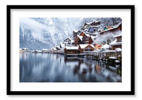 Wioska Hallstat w Austrii. Piękna wioska w górskiej dolinie w pobliżu jeziora. Krajobraz gór i stare miasto. Podróż - Austria