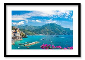 Krajobraz z Atrani miasteczkiem przy sławnym Amalfi wybrzeżem, Włochy