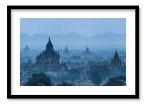 Bagan panorama przy nocą z złotą Shwezigon pagodą, Myanmar