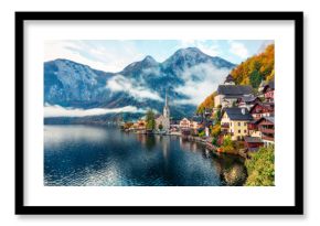 Mglista scena jesienna jeziora Hallstatt. Wspaniały poranny widok wioski Hallstatt w górzystym regionie Salzkammergut w Austrii. Piękno wsi pojęcia tło.