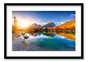Bergsee im Herbst in den Bergen 
