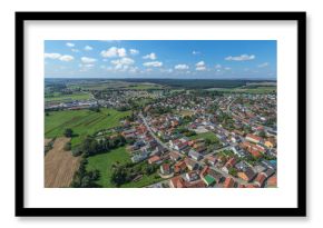 Die Marktgemeinde Langquaid im Tal der Großen Laber in Niederbayern von oben